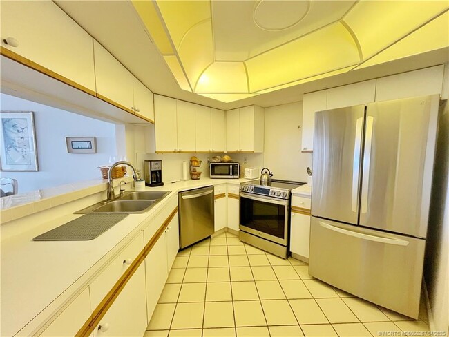 Building Photo - 9500 S Ocean Dr
