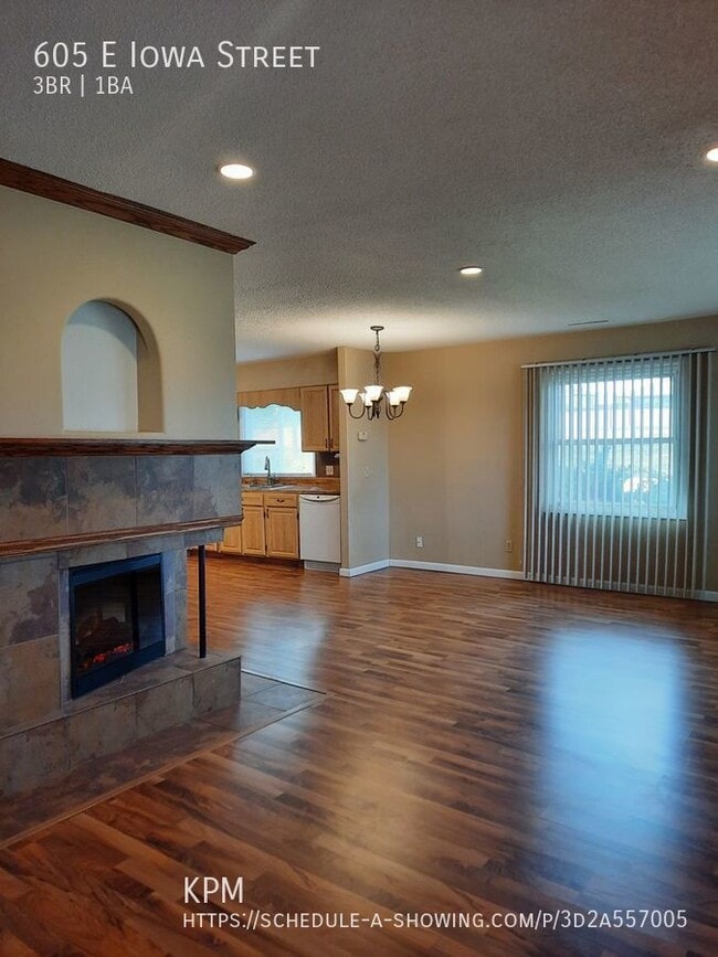Building Photo - * PENDING APPLICATION * 3 BED | 1 BATH | S...