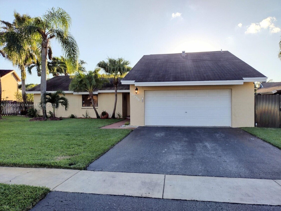 9584 SW 8th St, Pembroke Pines, FL 33025 House Rental in Pembroke