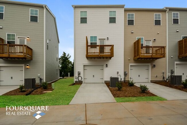 Foto del edificio - Modern 3-Story Townhome with First-Level Bedroom, Open Floor Plan & Community Pool – Prime RTP Lo...