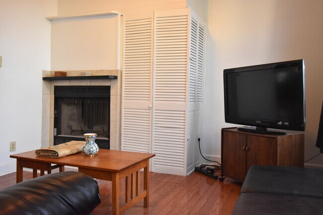 Unidad 1 Vista de la sala de estar 1 - 2279 N Clybourn Ave