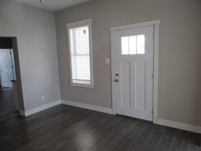 Building Photo - 244 Fern Ave N