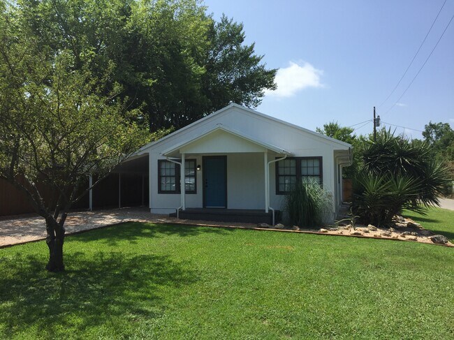 Casa de 3 habitaciones y 2 baños recientemente renovada en el centro de Springtown, ¡cerca de la escuela primaria! - 310 East 3rd St.