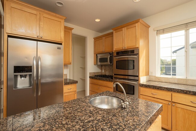 Foto del edificio - 3 Primary Suite Home 1 Block From the Beach