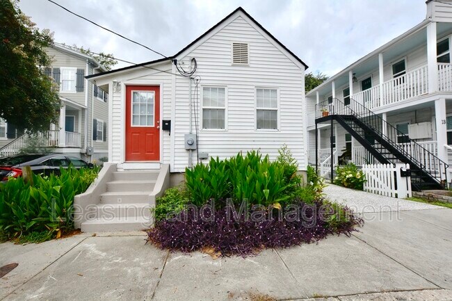 Building Photo - 11 Larnes St