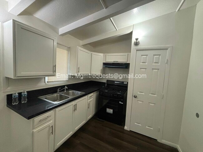Building Photo - 1180 W Valencia Dr