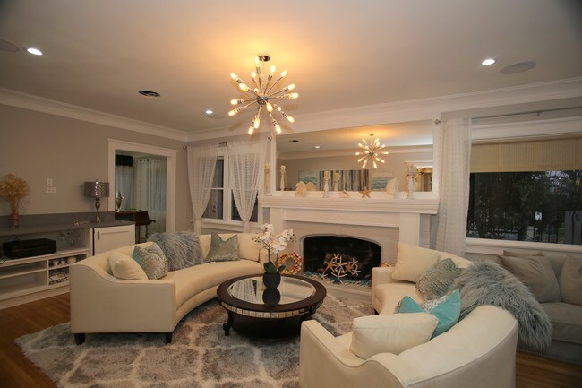 Sala de estar con chimenea. - 3215 E Ocean Blvd