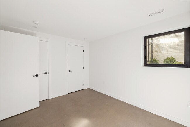 Building Photo - 86 Lansdowne Av