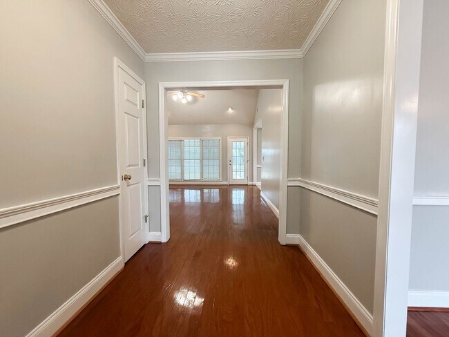 Foto del edificio - WATERFRONT PROPERTY - A MUST SEE!