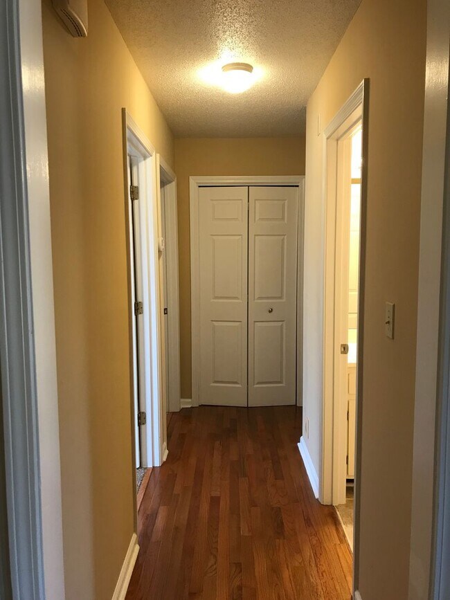 Building Photo - 3 Bedroom Home with Bonus Room For Rent!