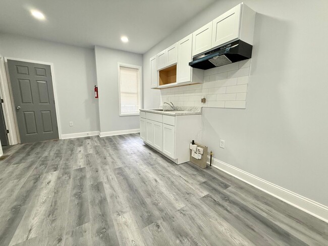 Building Photo - 918 E Woodlawn St