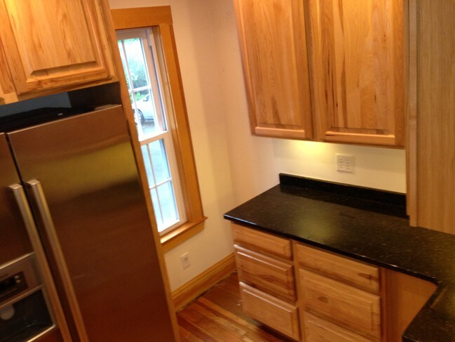 Encimeras de granito, refrigerador de acero inoxidable - 1137 Beacon St