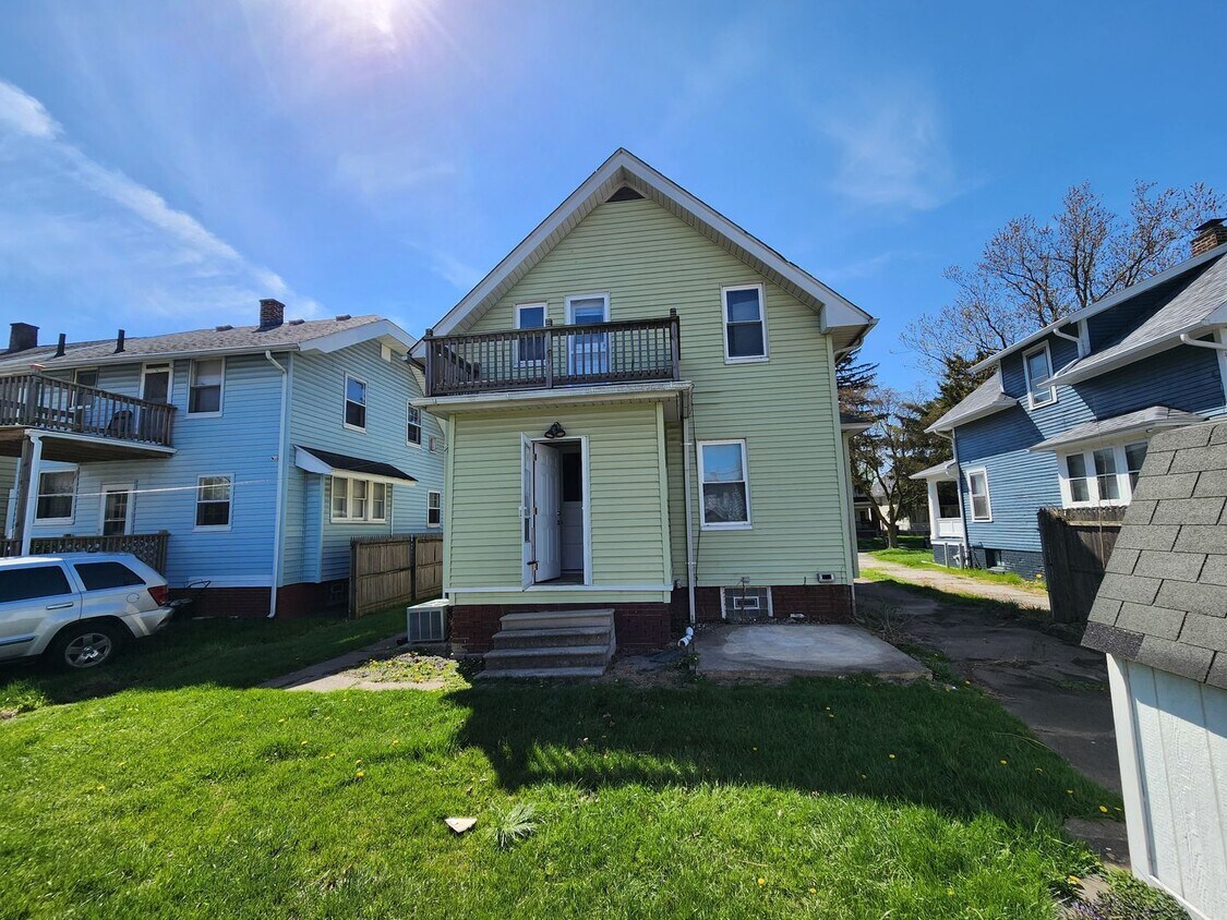 Building Photo - 3 Bedroom House