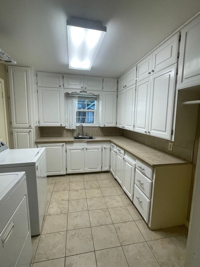 Building Photo - 4 bedroom 2 bath house!