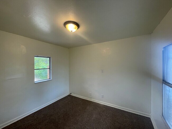 Building Photo - 3-Bedroom Home in Central City-$199 move-in for ASAP move-in