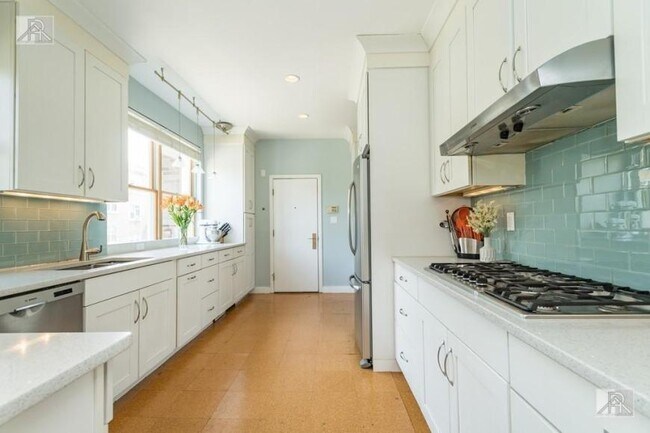 Foto del edificio - 5 bedroom in Brookline MA 02446