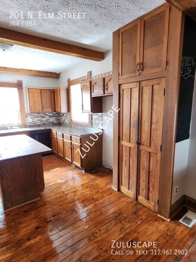 Foto del edificio - Large, 3 bedroom home with bonus area and ...