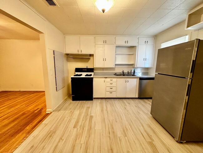 Building Photo - Move in special 2nd months rent $350 off