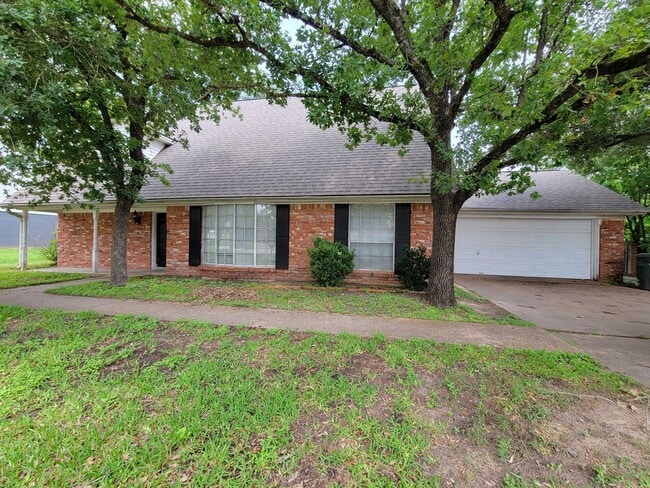 Building Photo - Bryan - 4 bedroom / 3 bath house close to ...