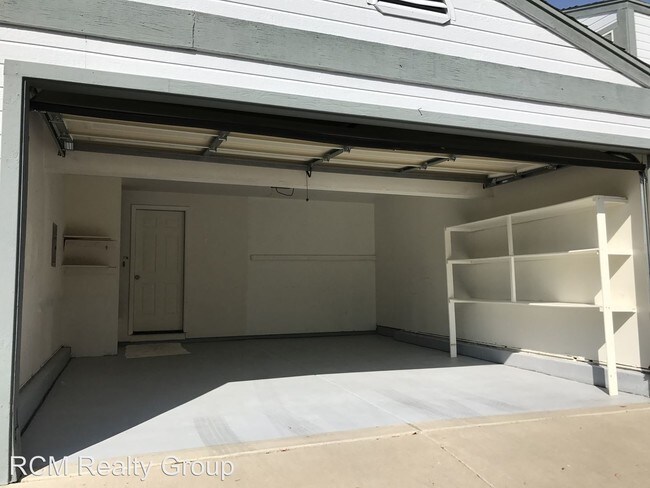 Building Photo - 3954 Village Dr