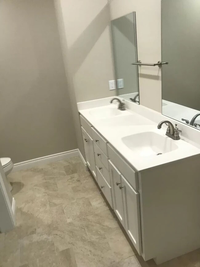 Foto del edificio - 605 Spring Ridge Rd