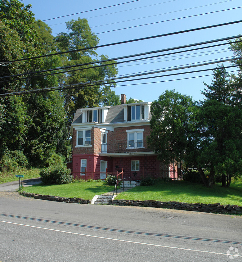 Building Photo - 652 Main St