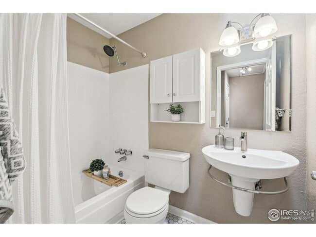 Building Photo - Available now! 4 bed 2 bath home in Louisv...