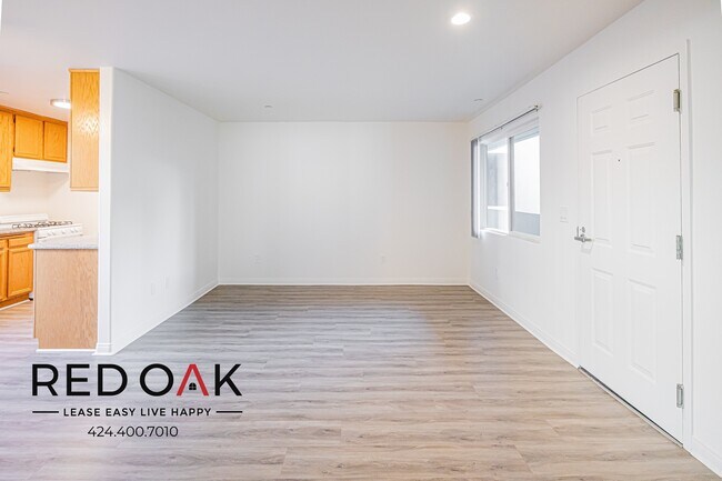 Building Photo - Completely Remodeled Top Floor Bright and ...