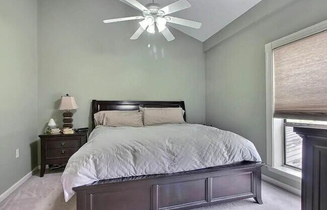 Foto del edificio - 8024 Picardy Ave