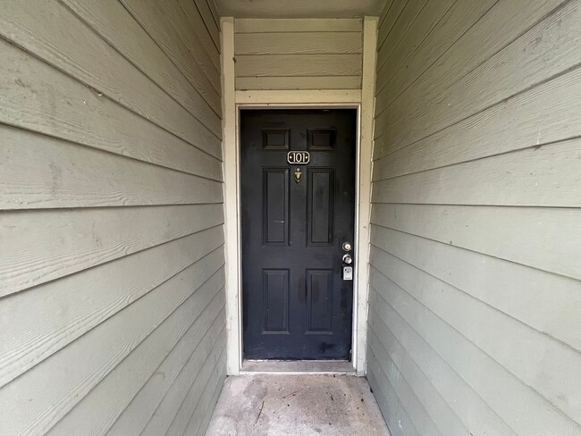 Building Photo - Great 1/1 condo in gated community!