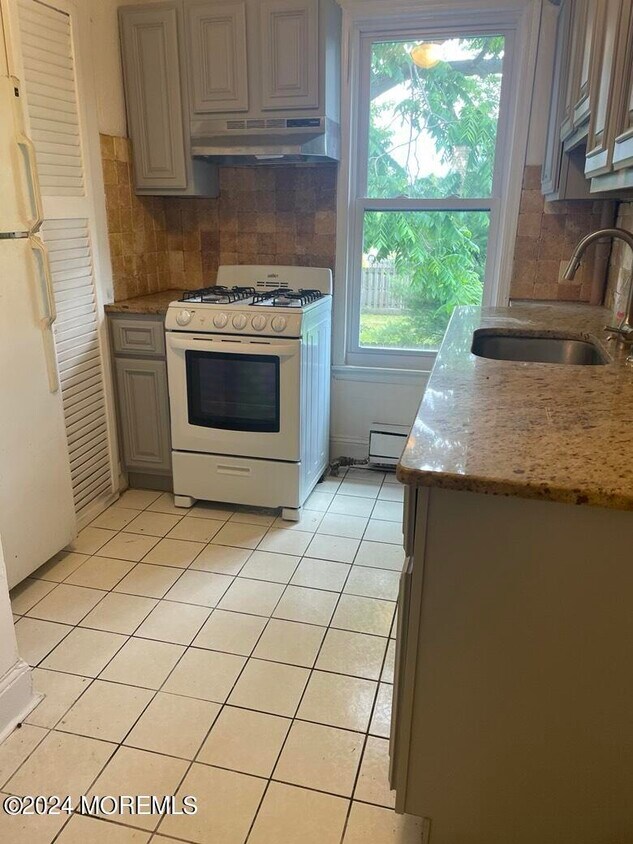 Primary Photo - 103 Pavilion Ave