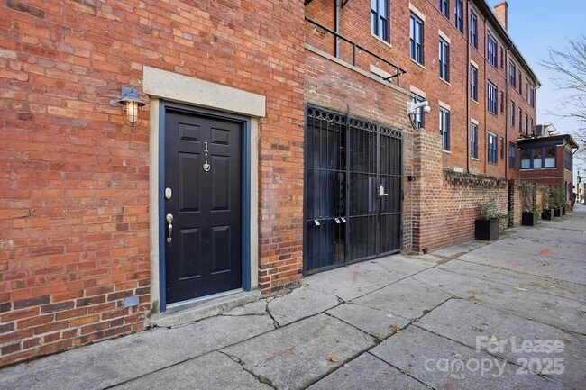 Building Photo - 229 N Poplar St