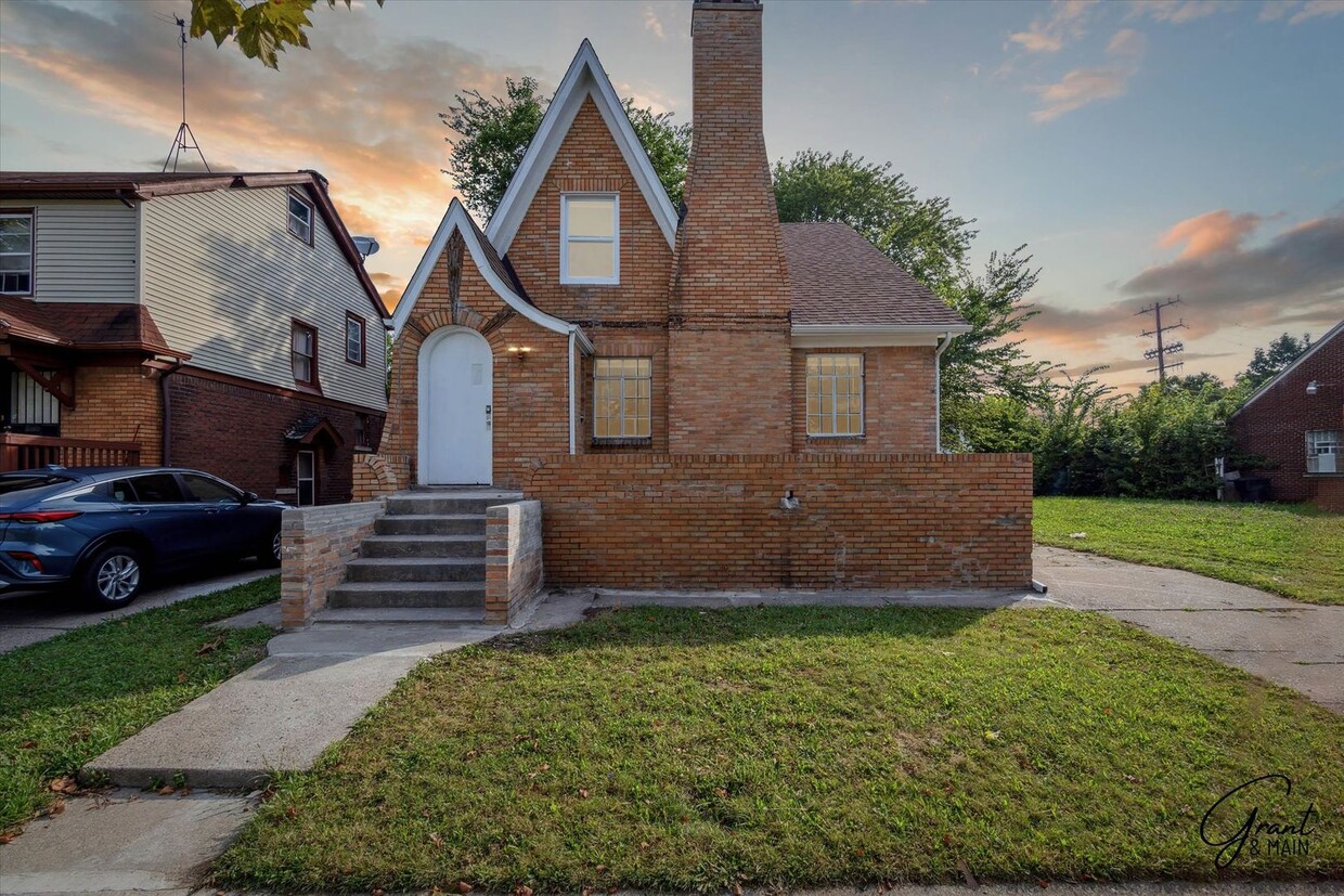 Foto principal - $1,695/month - 4 Bed 2 Bath House in Detroit