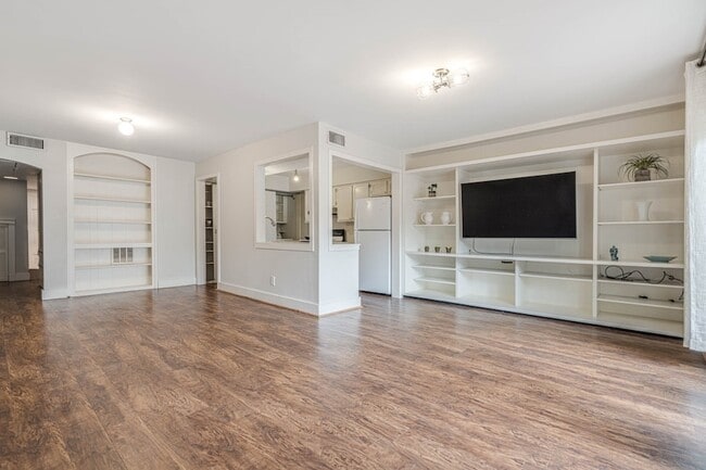 Building Photo - 384 N Post Oak Ln