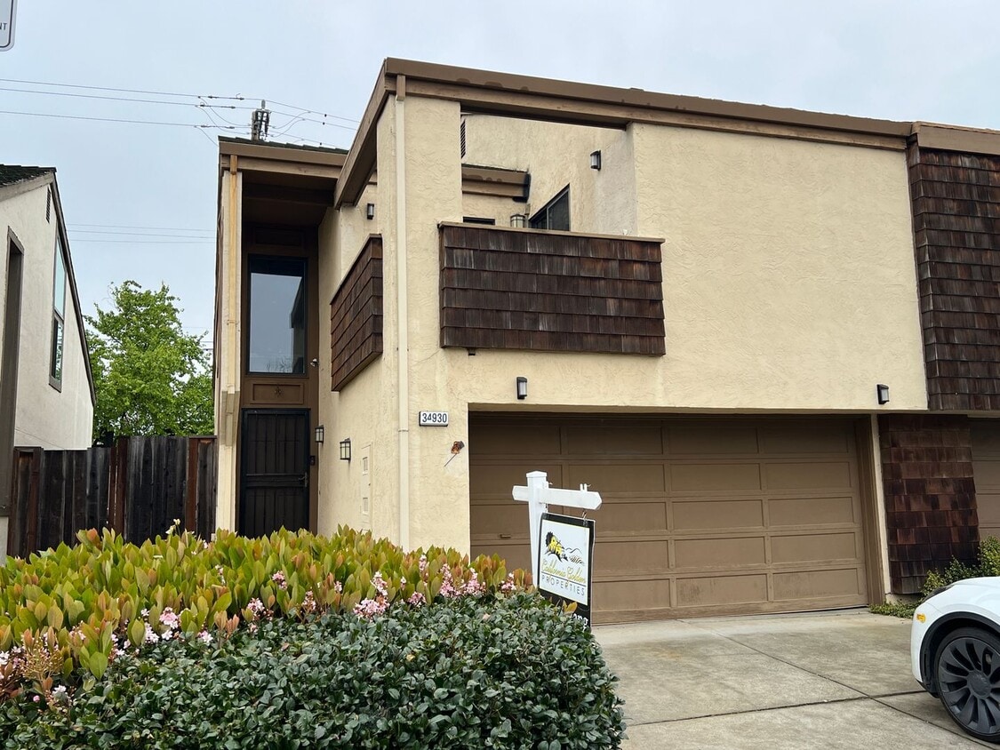 Primary Photo - Two story townhome is desirable Northgate ...
