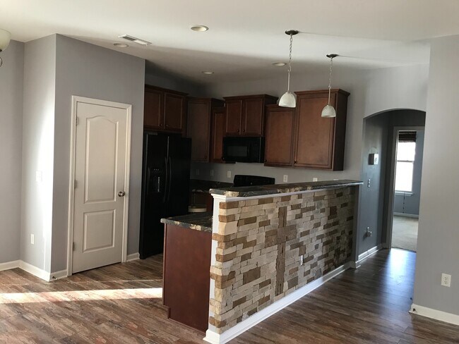Foto del edificio - 4 bedroom, 2.5 bath centrally located in T...
