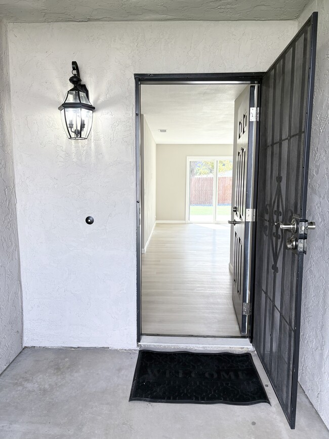 Foto del edificio - 3571 Lake Crest Dr