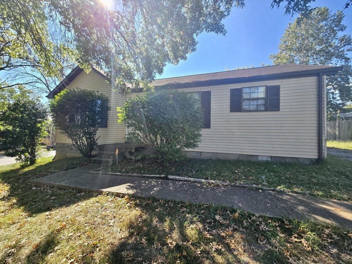3/1 on Spacious Corner Lot! - 3/1 on Spacious Corner Lot!