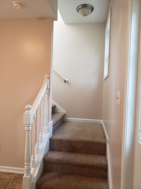 Building Photo - 3 bedroom, 2 bath House: Available August ...