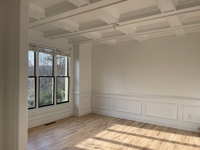 Building Photo - Room in House on Hillside Dr