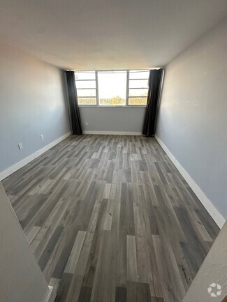 Building Photo - 1470 NE 125th Ter
