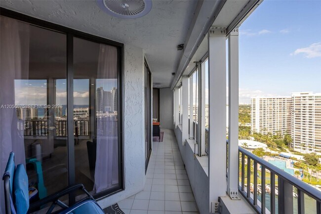 Foto del edificio - 300 Three Islands Boulevard