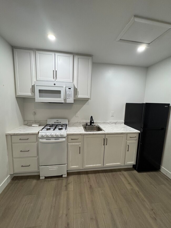 Building Photo - 13477 La Mesa Dr