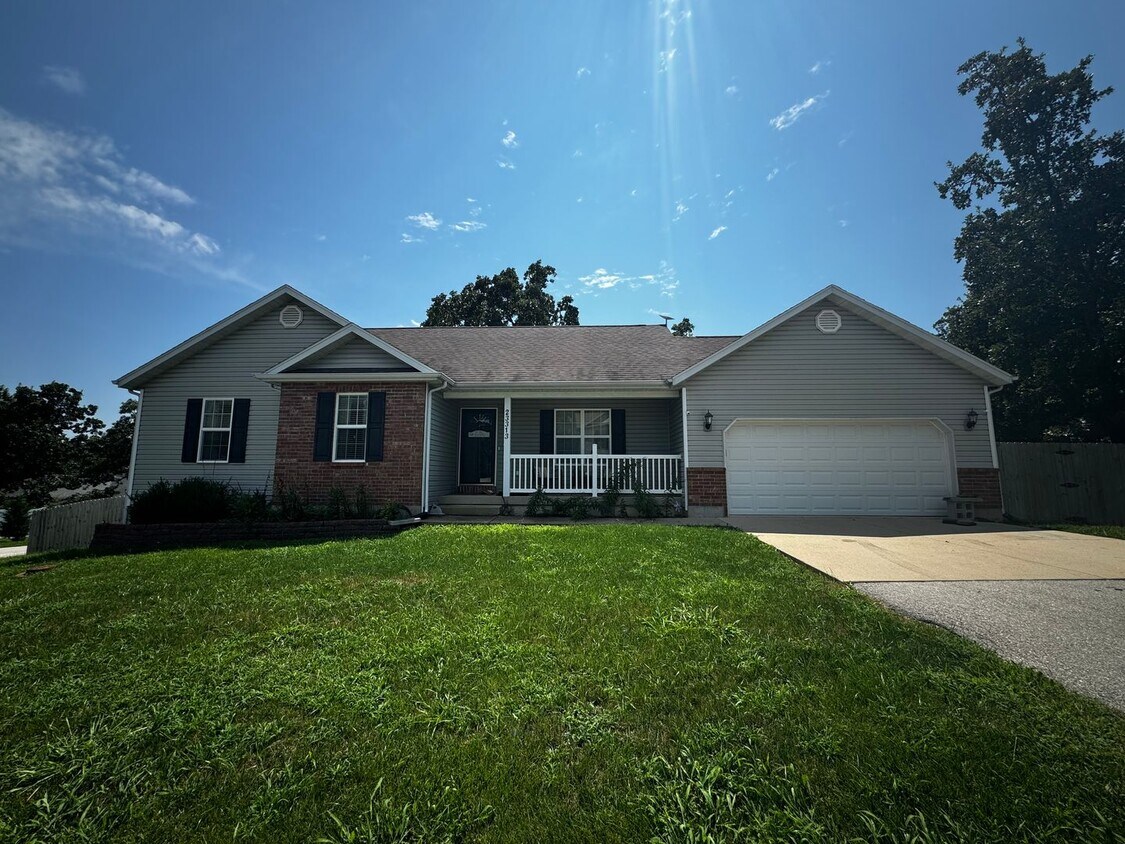 Foto principal - Charming 3-Bedroom, 3-Bathroom Home with V...
