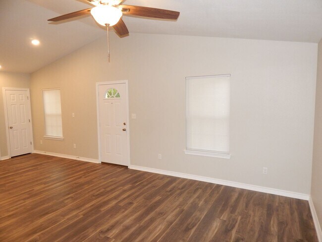 Foto del edificio - New Construction-Beautiful 3 Bedroom, 2 Ba...