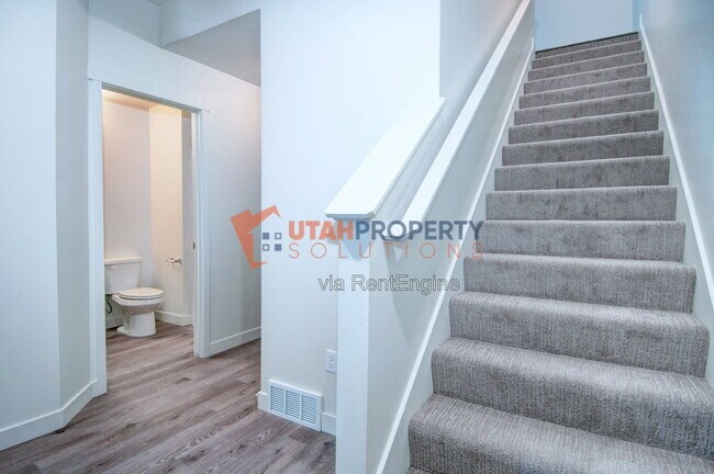 Building Photo - 1046 W 430 S