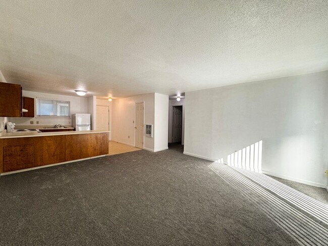 Building Photo - 2148 Primrose Dr