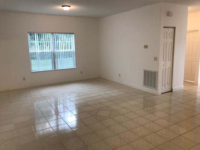 Foto principal - 3758 NW Archer St