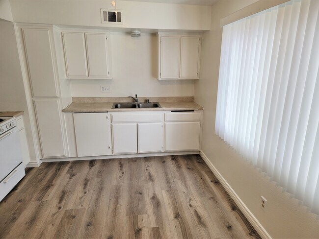 Foto del edificio - 8140 Hill Dr