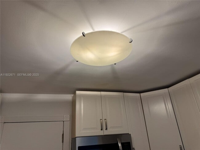 Foto del edificio - 9500 W Bay Harbor Dr